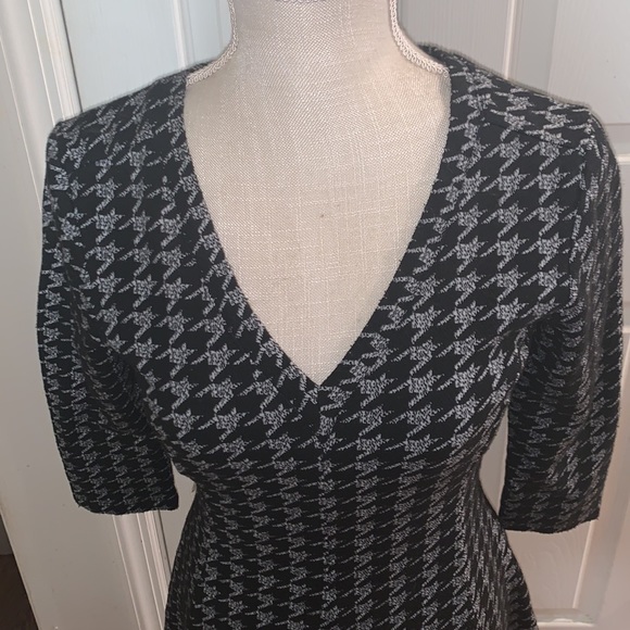 Sabie Woman’s Dress. New W/O Tags - Picture 2 of 7